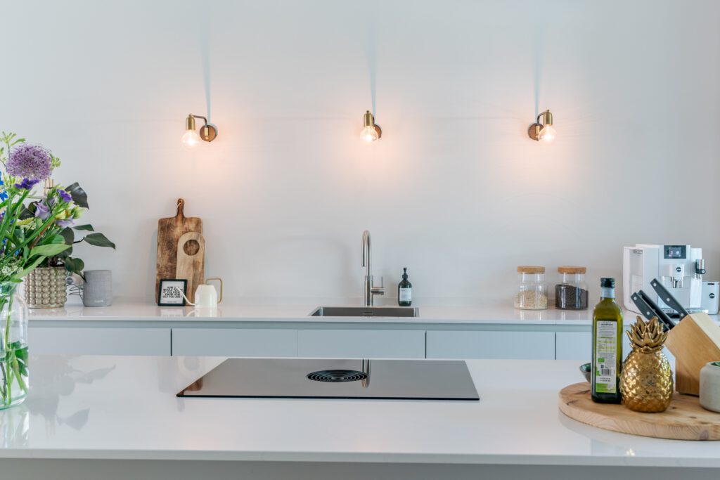 Woonkeuken met kookeiland en sfeervolle verlichting.