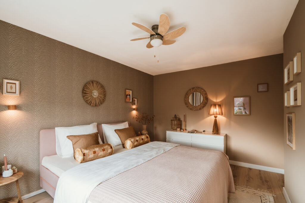 Slaapkamer in blaricum met sfeervol behang en roze warme tinten.