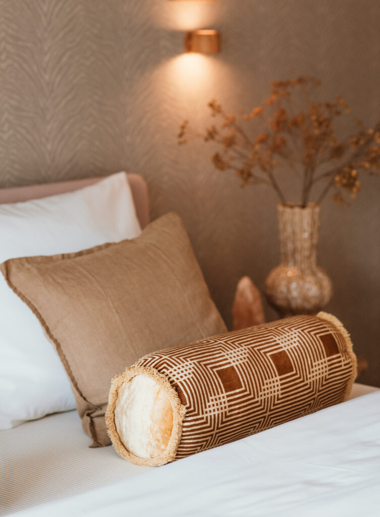 Rustgevende slaapkamer met een warm en aards kleurenpalet.