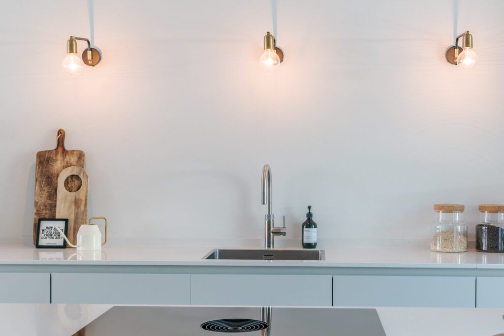 Woonkeuken met kookeiland en sfeervolle verlichting.